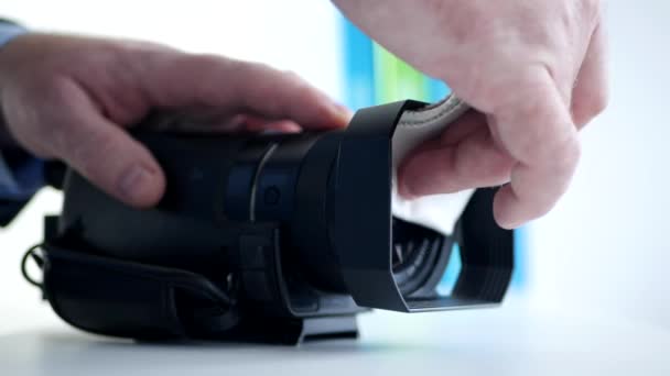Fotógrafo Limpie la lente de la cámara Preparándose para una sesión de grabación de vídeo — Vídeos de Stock
