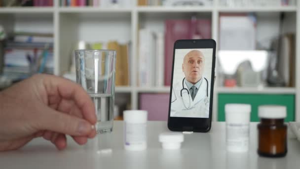 Uomo Con Cellulare Parlare Con Medico Farmaci Utilizzando Una Videoconferenza — Video Stock