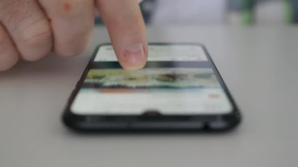 Homem Usando Telefone Celular Touchscreen Pesquisando Informações Internet — Vídeo de Stock