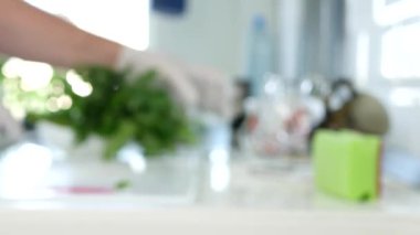 Koruyucu Eldivenleri Ellerinde Lavaboda Suyla Bardağı Döken Bir Kişinin Bulanık Görüntüsü