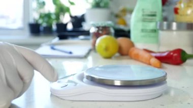 Şef, Elektronik Mutfak Ölçekli Yeşil Çayın Küçük bir miktarını tartıyor