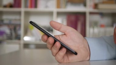 İş Adamı Eller Cep Telefonu ile Mesajlaşıyor 'u kapatın. Adam Sosyal Medya Uygulamasına Erişiyor.