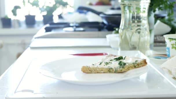 Man in de keuken Bereid ontbijt en zet op de plaat plakken brood met kaas op smaak gebracht met gehakte Dill — Stockvideo