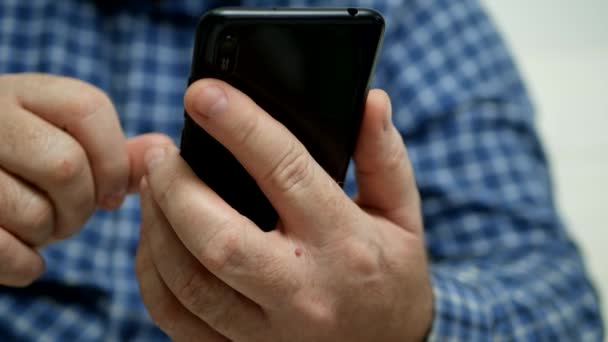 Бізнесмен Руки СМС Використовуючи мобільний телефон — стокове відео