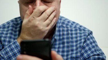 İşadamı Cep Telefonu Kullan, Mesajları Gönder ve Sinirli ve Hayal kırıklığına uğramış bir şekilde göster