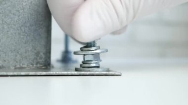 Metal vidadan vidayı söken Eldivenli İnşaatçının Eli