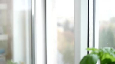 Ofisten Pencereyi Kapayan Bir Adamın Eli