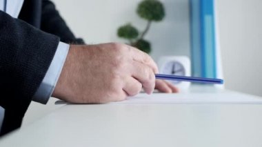 Ofisteki Sıkıcı İşadamı Kalemle Sinirli Hareketler Yapıyor