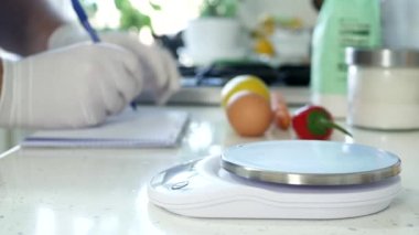 Mutfakta Aşçı İçindekileri Kontrol Ederken Yemek Tarifi Yazar