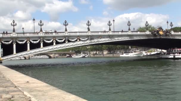 Ponte Rio Sena Paris Com Navio Que Navega Com Turistas — Vídeo de Stock