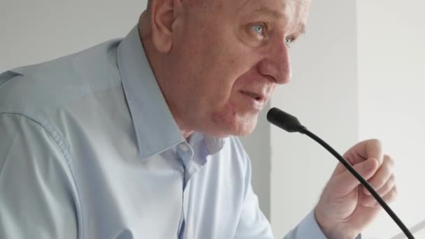 Businessman Reading from Papers and Speaking in a Press Conference. Homem conversando em uma entrevista à imprensa. — Vídeo de Stock