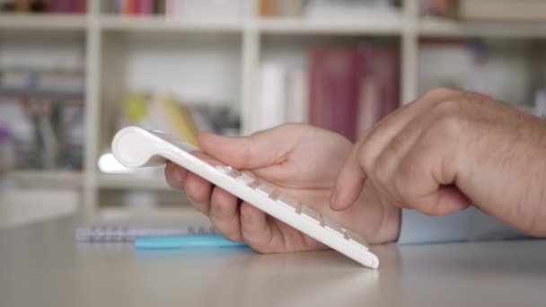 Zakenman in de boekhouding Bereken Belastingen Met behulp van een Adding Machine — Stockvideo