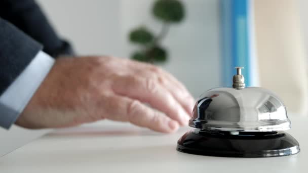 Turista nella reception di un hotel preme il pulsante campanello Chiamare la receptionist — Video Stock