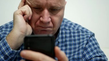 İşadamı Cep Telefonu Kullan, Mesajları Gönder ve Sinirli ve Hayal kırıklığına uğramış bir şekilde göster