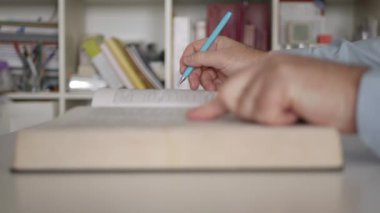 Teknik bir kitap okuyup, bilgisini arttıran kişi.