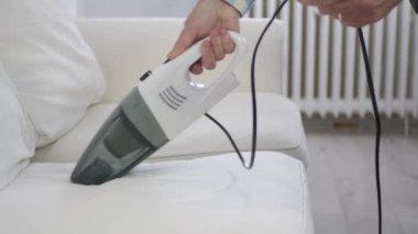 Adam Toz 'dan Koltuk Yüzeyini Temizlemek İçin Ev Etkinliklerinde Bir Süpürge Kullanıyor.