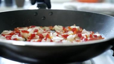 Sebzelerle Yakın Çekim Sıcak Tavada Karıştırılmış ve Pişirilmiş, Vejetaryen Tabağı İçin İçindekiler