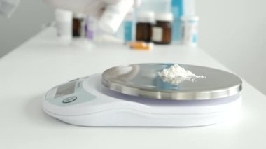Tıbbi Reçete için Medicaments 'ı kontrol eden bir doktorla bulanık çekim
