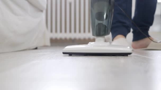 Homem usando um aspirador de pó em atividades domésticas para limpar o chão de poeira e sujeira. — Vídeo de Stock
