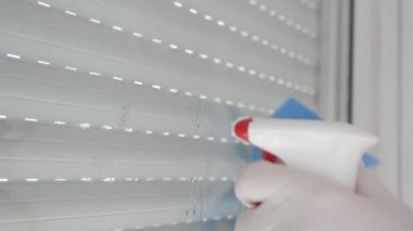 Kapat Erkek Elleri Pencereyi Temizleyen Eldivenlerle Dezenfektan Sıvısı ve Temiz Mendil Kullanılarak Korunuyor.