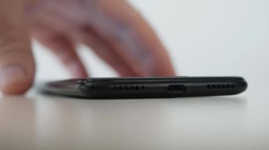 Cep telefonuna şarj cihazı takıyorum. Cep telefonunun piline bir Elektronik Şarj Cihazı bağlanıyor.
