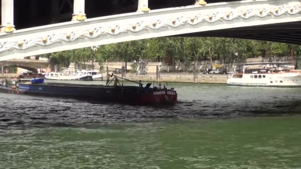 Brug Seine Parijs Met Een Schip Zeilen Met Toeristen Vakantie — Stockvideo