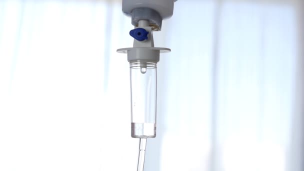 Pomalý pohyb s lékařskou perfuzí kapající anestetikum pro intravenózní léčbu — Stock video