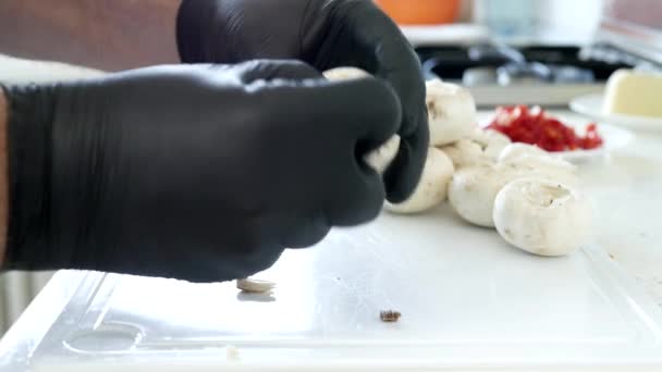 Munka a konyhában, gombák előkészítése vacsorára — Stock videók
