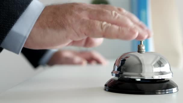 Turista en la Recepción de un Hotel Presiona el Botón de Campana Llamando a la Recepcionista — Vídeo de stock