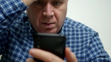 İşadamı Cep Telefonu Kullan, Mesajları Gönder ve Sinirli ve Hayal kırıklığına uğramış bir şekilde göster