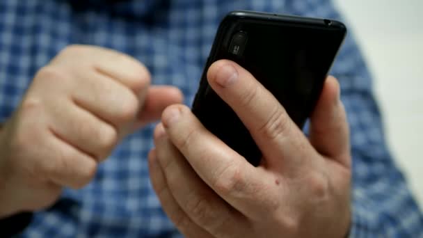 Empresario de mensajes de texto de manos usando un teléfono móvil — Vídeos de Stock
