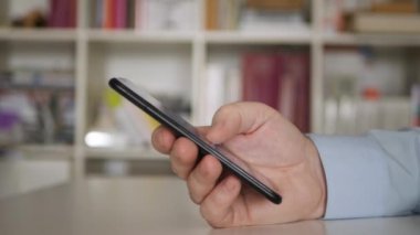 İş Adamı Eller Cep Telefonu ile Mesajlaşıyor 'u kapatın. Adam Sosyal Medya Uygulamasına Erişiyor.