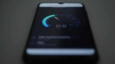 Cep telefonunda çalışan İnternet Hız Sayacı Mobil Uygulaması. Yazılım Teknolojisi Konsepti İnternet Hız Bağlantısını Test Ediyor.
