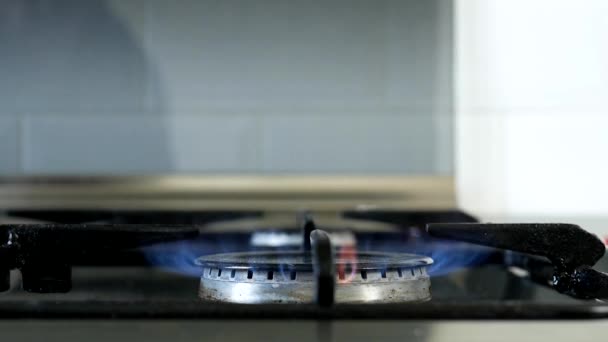 在厨房里做饭，把炉火放在炉子上，把锅放在炉火上 — 图库视频影像