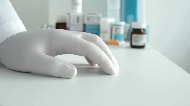 Medico Impaziente Indossare guanti protettivi rende i gesti nervosi con le dita sulla scrivania — Video Stock