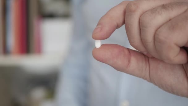 La personne souffrante prenant son traitement médical gardant une pilule sur sa main. Malade met dans sa main une pilule médicale. — Video
