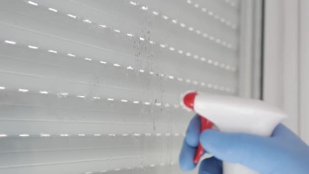 Close Up Hombre manos protegidas con guantes Limpieza de una ventana con líquido desinfectante y una toallita limpia. — Vídeo de stock