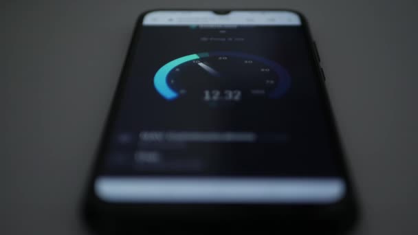 Internet Speed Counter Mobile Anwendung, die auf einem Mobiltelefon läuft. Softwaretechnologiekonzept zur Prüfung der Internetgeschwindigkeit. — Stockvideo