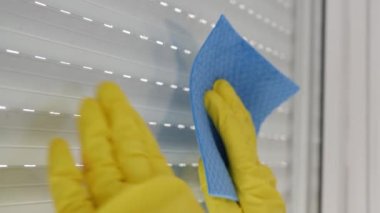 Kapat Erkek Elleri Pencereyi Temizleyen Eldivenlerle Dezenfektan Sıvısı ve Temiz Mendil Kullanılarak Korunuyor.