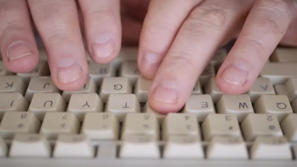 Disparos de primer plano con la mano del programador usando el teclado de computadora, introduciendo datos, escribiendo una línea de código en una aplicación web. — Vídeo de stock