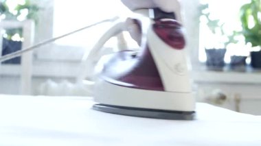 Elektrikli Demir ve Sıcak Buhar Kullanarak Temizlik Çamaşırlarını Ütüleyen Temizlikçinin Etkinliği