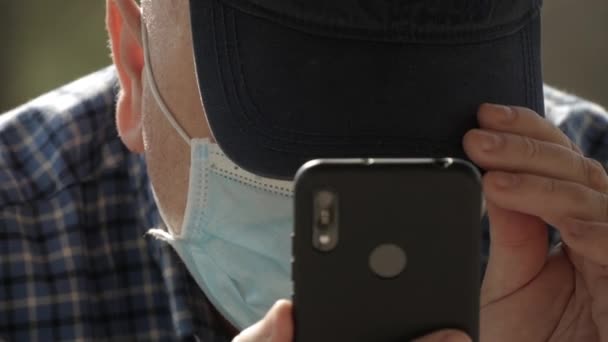 Homme portant masque protecteur visage Lire et écrire des messages à l'aide d'un smartphone. — Video