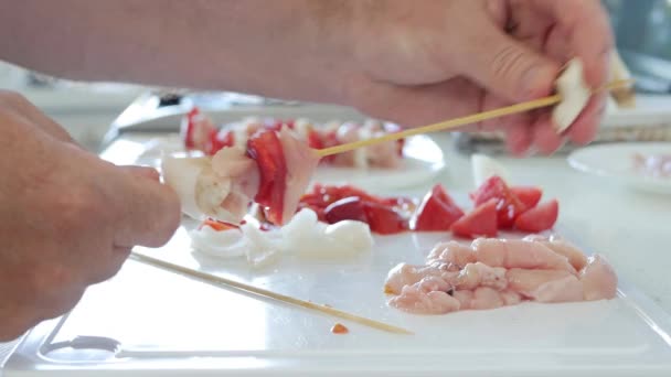 Preparando Chicken Skewers con Carne y Verduras para una Parrilla en Casa — Vídeos de Stock