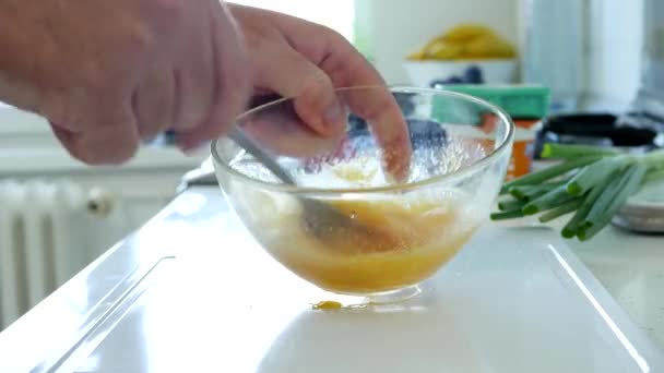 Eieren mengen in een schaal voor een Omelet, een heerlijk zelfgemaakt ontbijt — Stockvideo