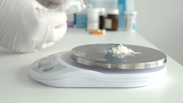 Bir araştırma etkinliğinde, bir bilim adamı tıbbi endüstri için elektronik ölçekli ilaç tozu kullanır. — Stok video