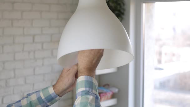 Tornillo de hombre cambiando una bombilla led nueva en una lámpara. La iluminación moderna con tecnología led ahorra energía en el hogar. — Vídeo de stock