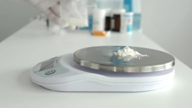 Tıbbi Reçete için Medicaments 'ı kontrol eden bir doktorla bulanık çekim