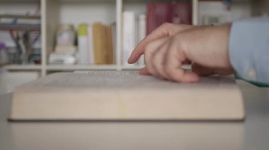Teknik bir kitap okuyup, bilgisini arttıran kişi.