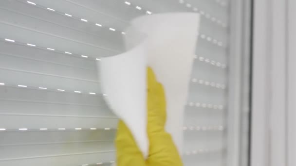 Close Up Hombre manos protegidas con guantes Limpieza de una ventana con líquido desinfectante y una toallita limpia. — Vídeo de stock