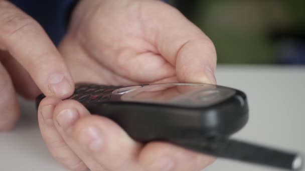 Una persona marcando un número de teléfono usando un teléfono móvil de tecnología antigua. — Vídeos de Stock